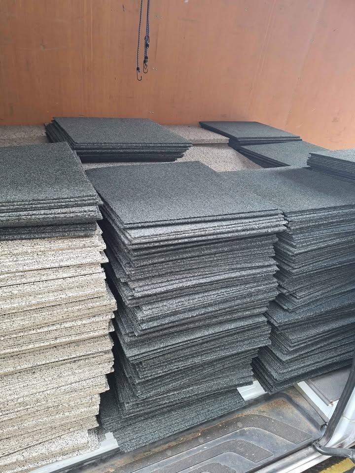 Mixed Colour Carpet Tiles – Good Condition