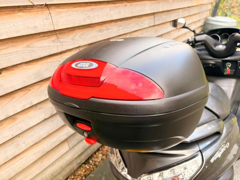 2010 / 10 Yamaha YP400 Majesty £1500 Silver 34049 miles.