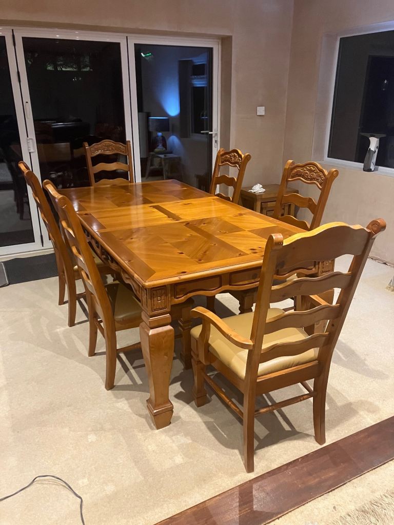 Dinning room Table +6 chairs