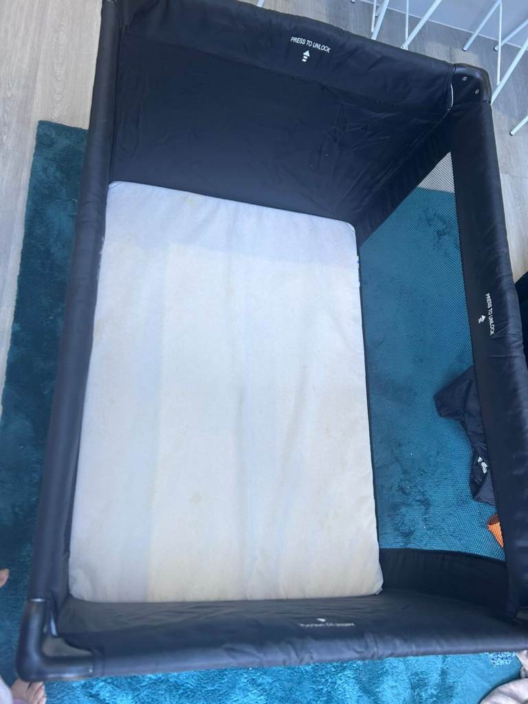 Hauck Travel Cot with Mattress and Carry Case