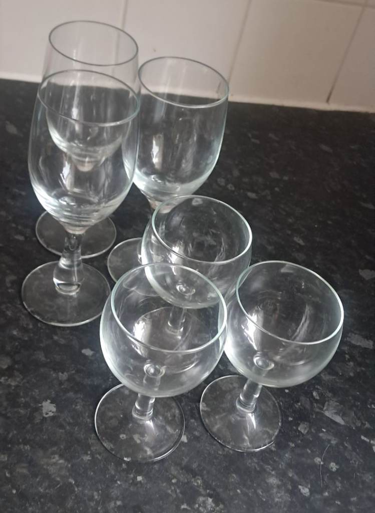Set of 6 Clear Glass Wine Glasses – Good Condition
