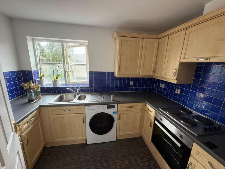 Modern 2 Bed Top Floor Flat- Near Dagenham Heathway Station