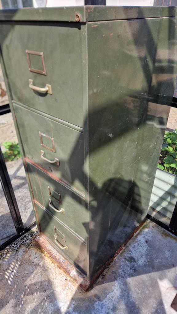 FREE - 4 drawer metal cabinet - rusty