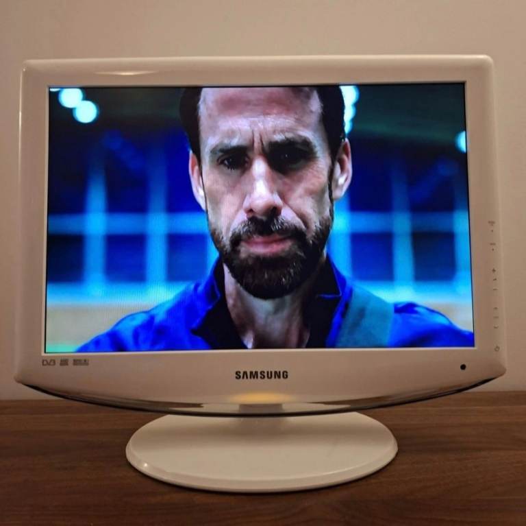 Samsung 19 inch LCD Flat Digital Widescreen Freeview TV HD Ready Remote Power Lead & Tabletop Stand