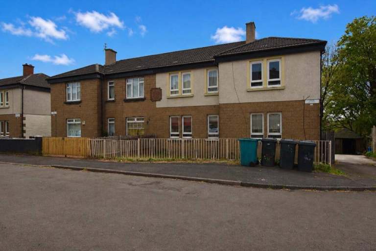 Newly Redecorated 2 Bedroom Flat 