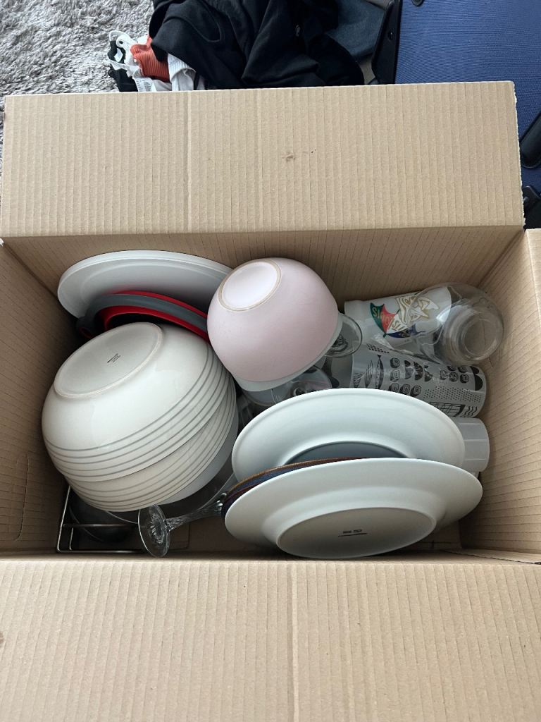 Free Kitchenware / Crockery Set – Plates, Bowls, Glasses & More 