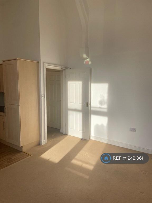 1 bedroom flat in Sugden House, Leek, ST13 (1 bed) (#2421861)