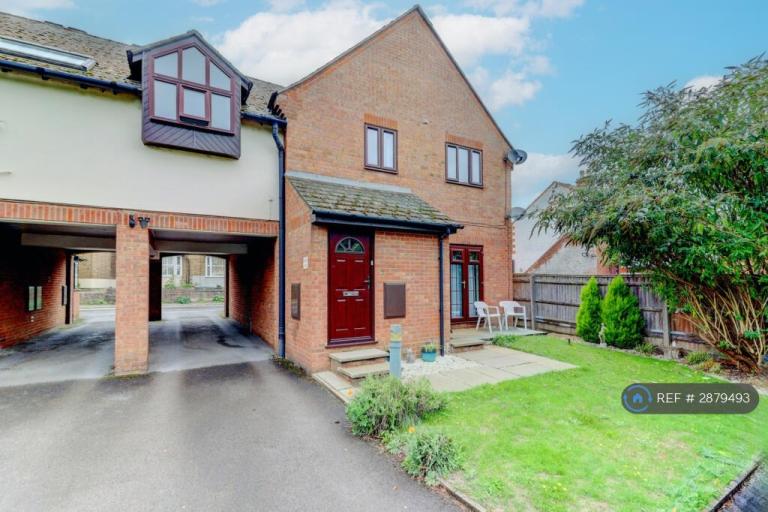 2 bedroom flat in Station Road, High Wycombe, HP10 (2 bed) (#2879493)