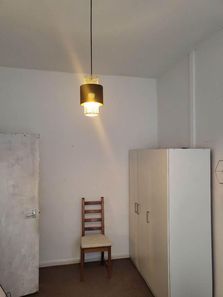 Bright Double room to let in family home 