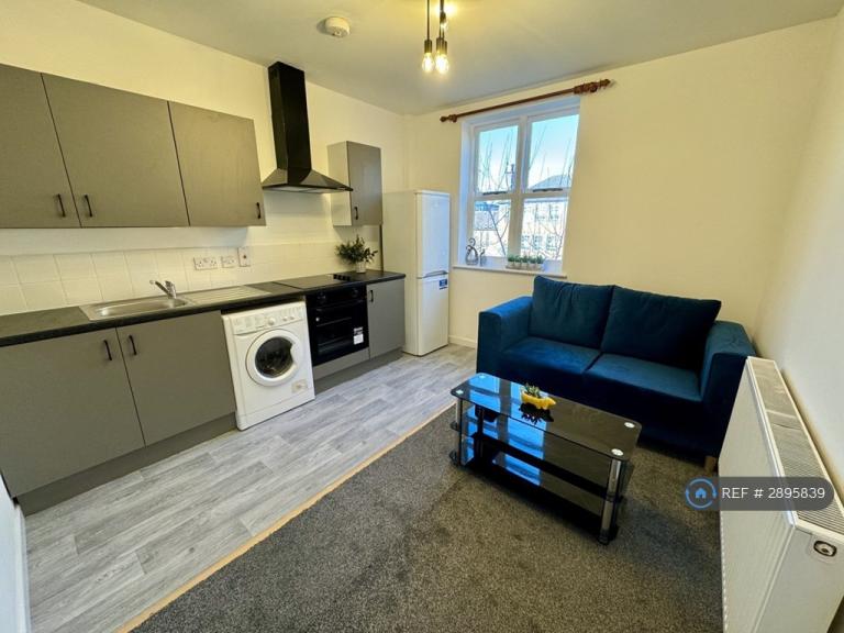 1 bedroom flat in St. Albans Road, Leicester, LE2 (1 bed) (#2895839)