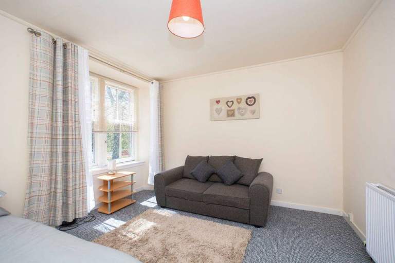 Very warm studio flat for rent.