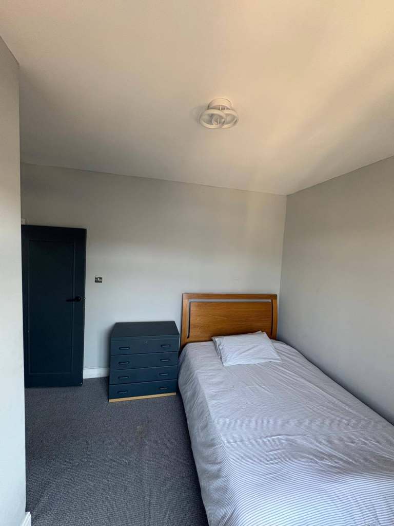 Excellent spacious furnished double room in shared house