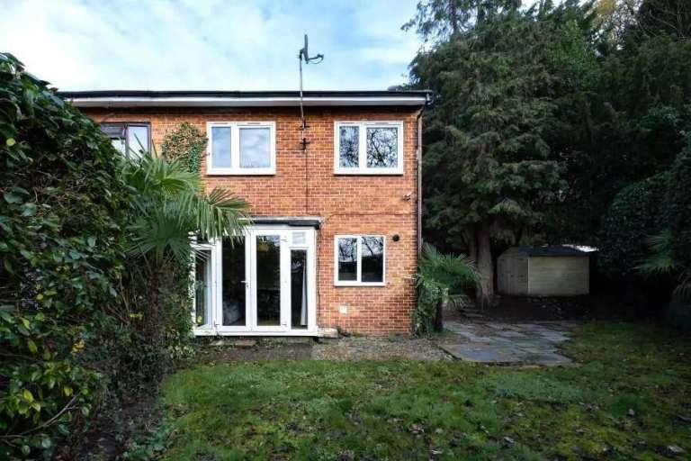 2 rooms available in a 5 bed house