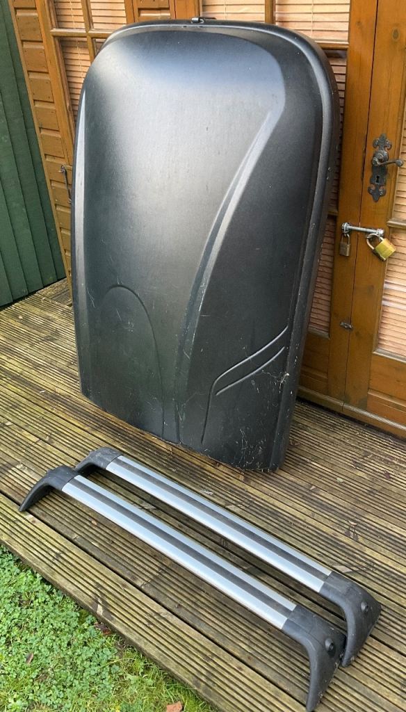 ‘Halfords’ Roof box with Ford roof bars- Good Condition but needs cleaning 