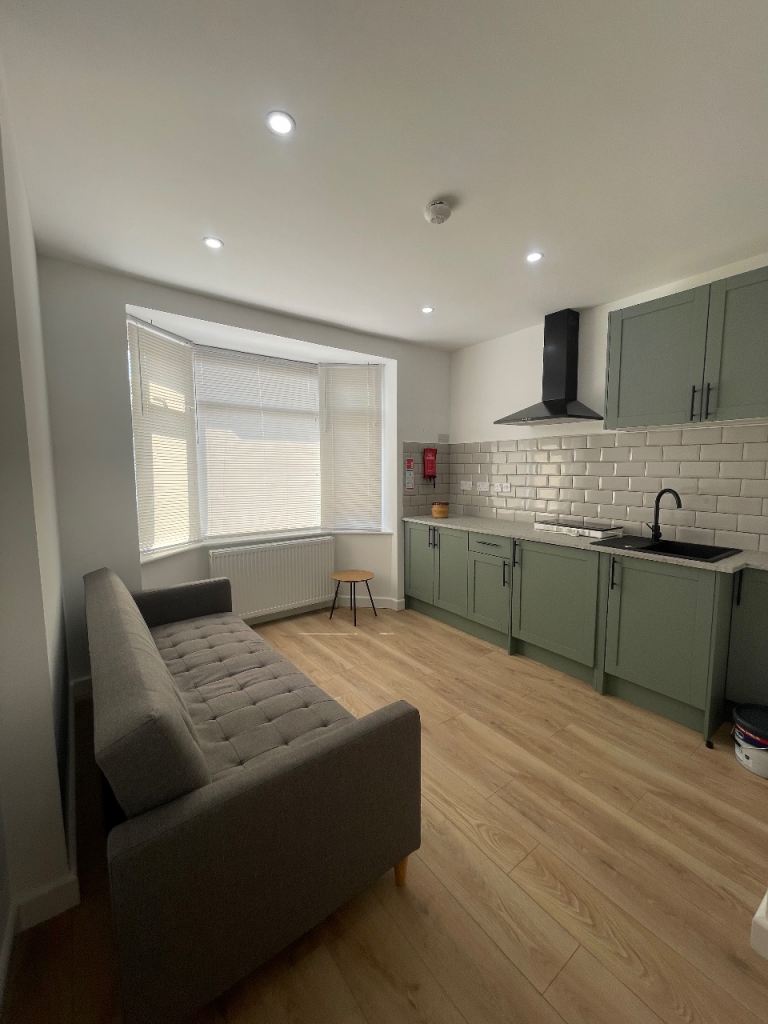Private room for rent - NG19