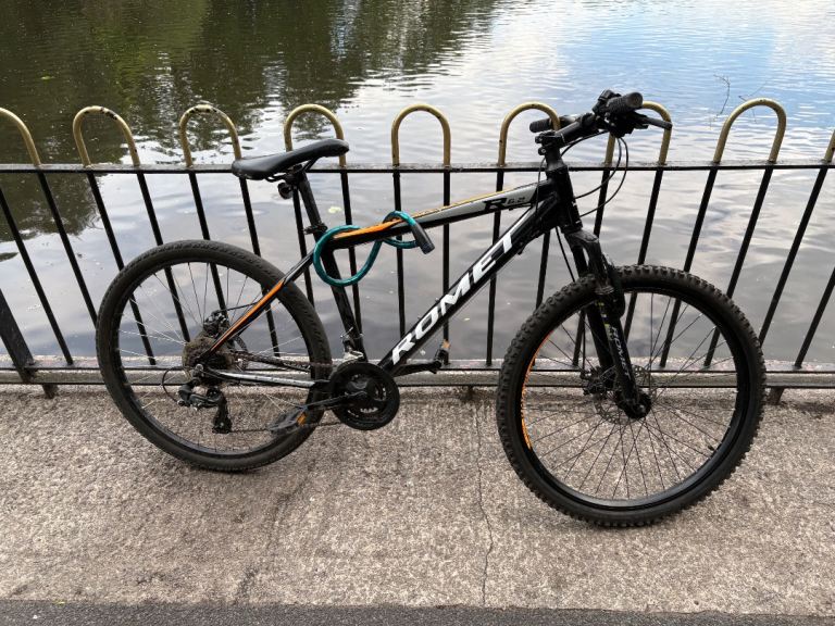 2 mountain bikes
