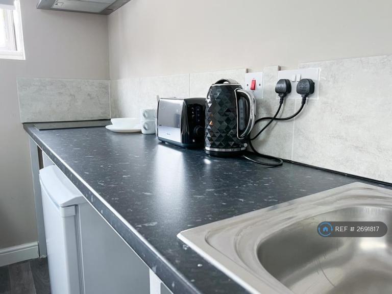 1 bedroom in Alfreton Road, Nottingham, NG7 (#2691817)