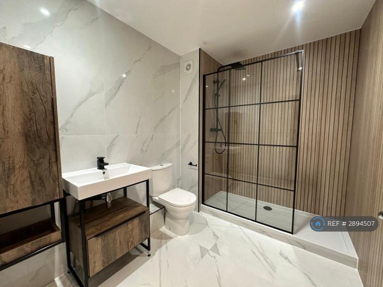2 bedroom flat in Garfield Mews, London, SW11 (2 bed) (#2894507)