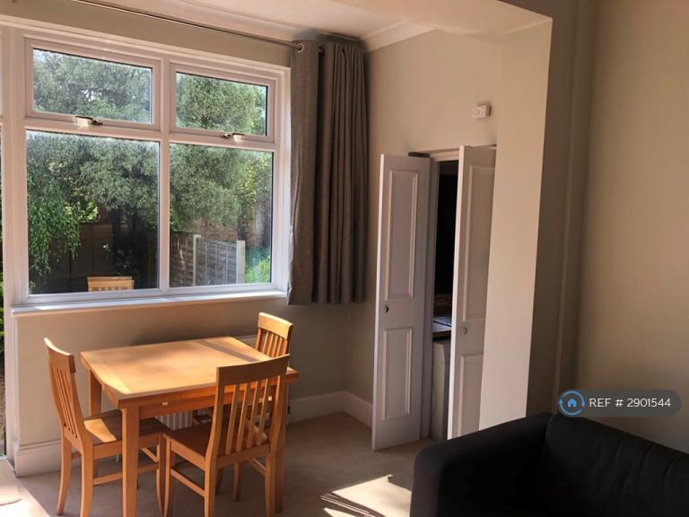 1 bedroom flat in Balham Grove, London, SW12 (1 bed) (#2901544)