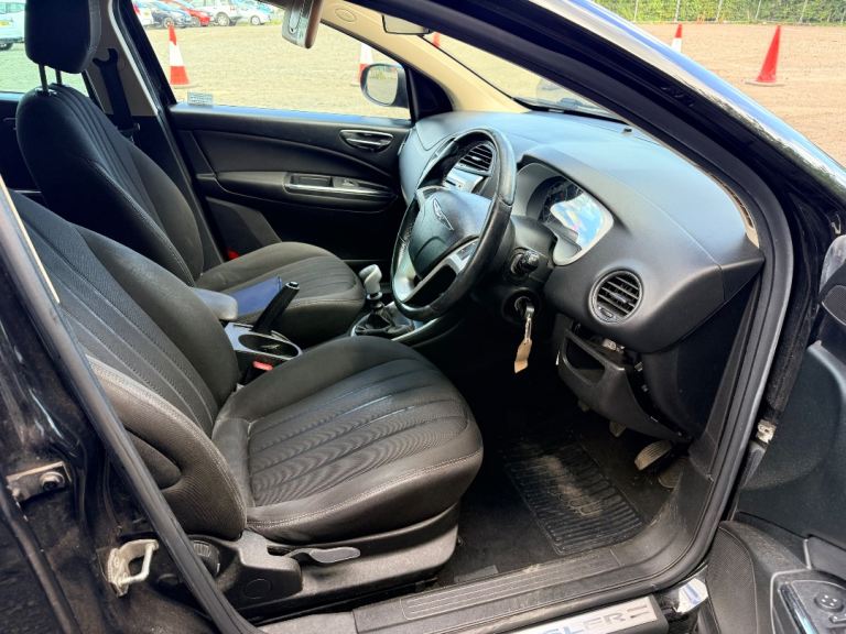 Chrysler, DELTA, Hatchback, 2012, Manual, 1598 (cc), 5 doors
