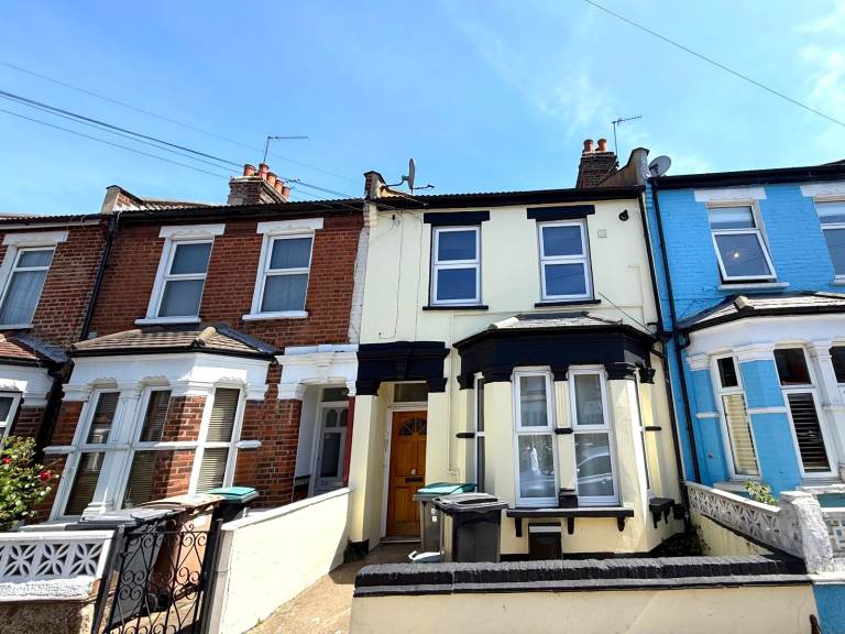 Hane Estate Agents offer a 2 double bedroom ground floor flat with sole use of rear garden