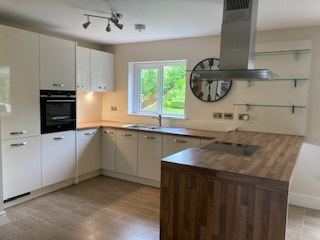 ALNO German Fitted Kitchen Cabinets and Work Surfaces, Slab Doors with Gloss Finish – Ex. Condition