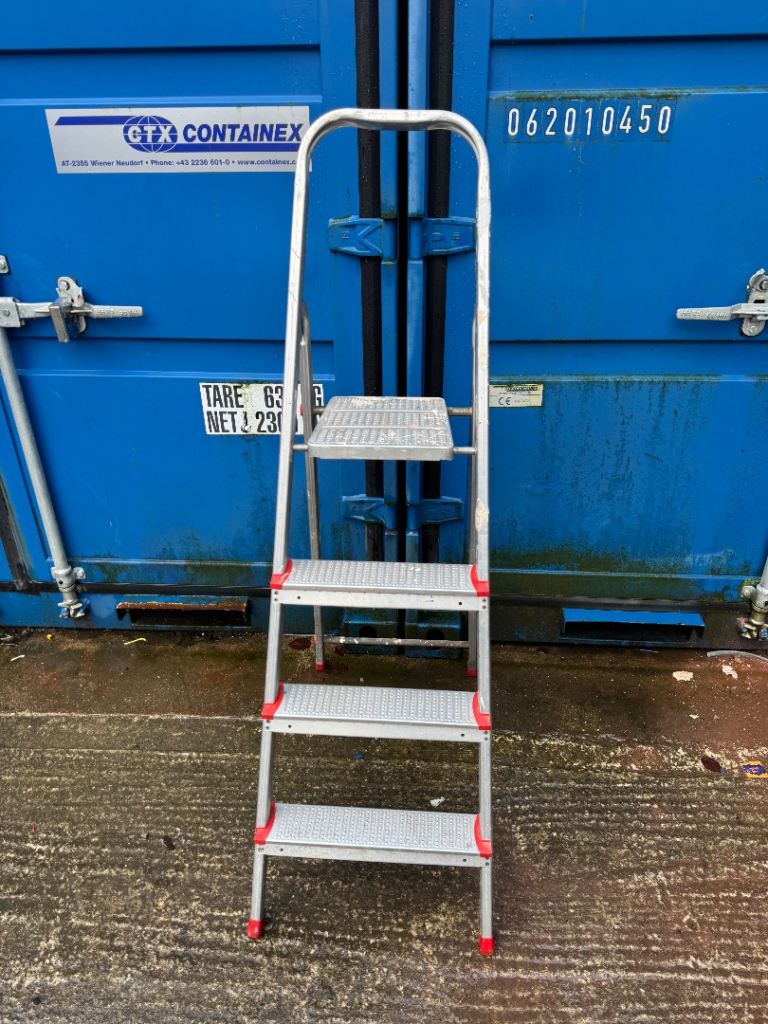 Step ladder 4 steps in total used condition