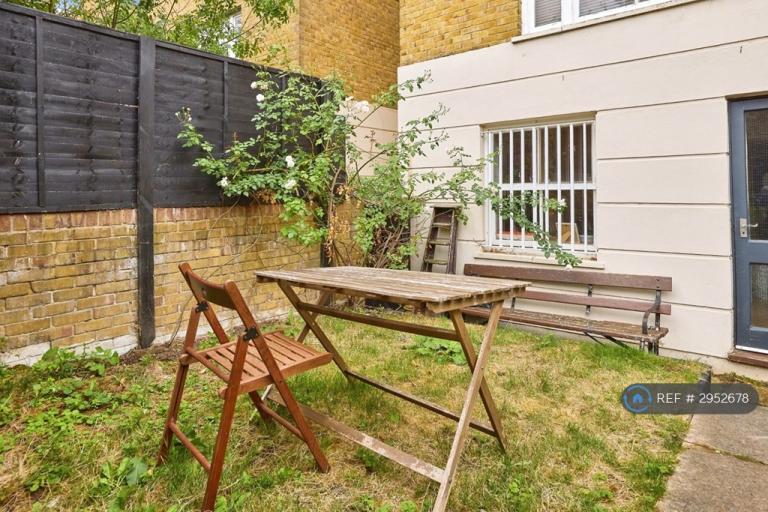 1 bedroom flat in Shrubland Road, London, E8 (1 bed) (#2952678)