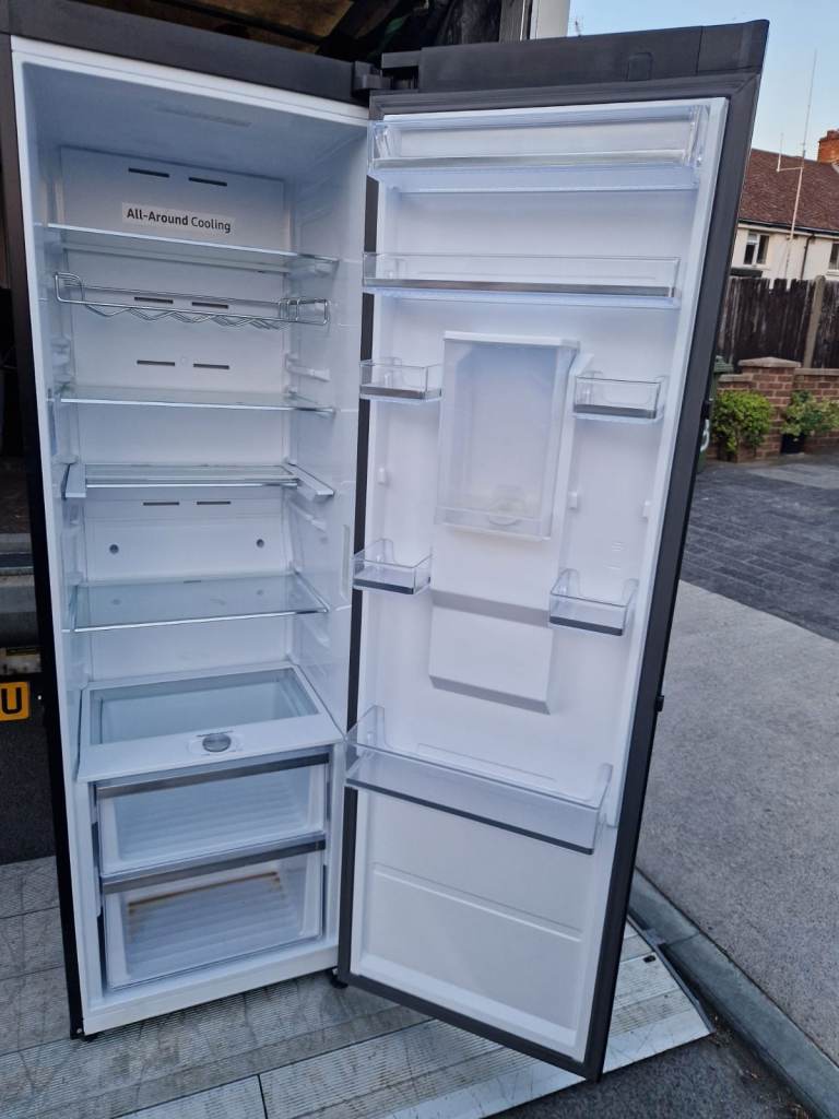 Samsung Freestanding Fridge Freezer with Water Dispenser – Black, As Good As New