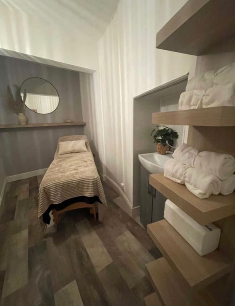 Beauty room with sink to rent 