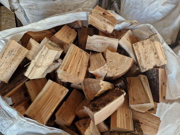 Seasoned Hardwood Firewood Logs – Ready to Burn