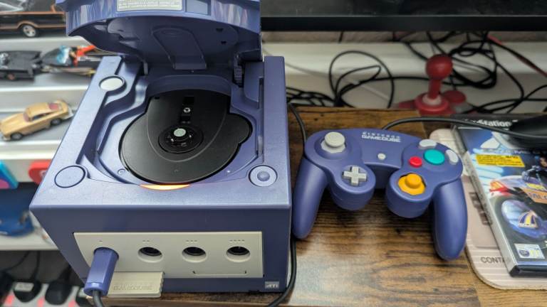 NINTENDO GAMECUBE CONSOLE AND SD CARD MOD