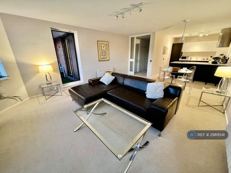 1 bedroom flat in Riverside Court, London, SW8 (1 bed) (#2989541)