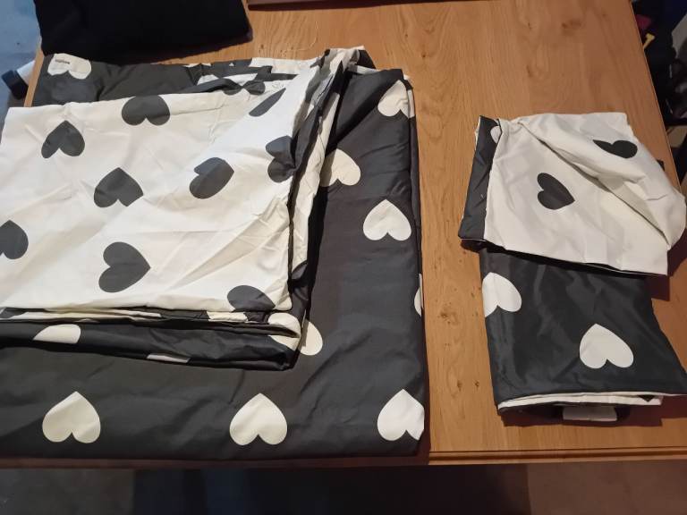 King Size black  and white silk feel duvet cover and pillowcases