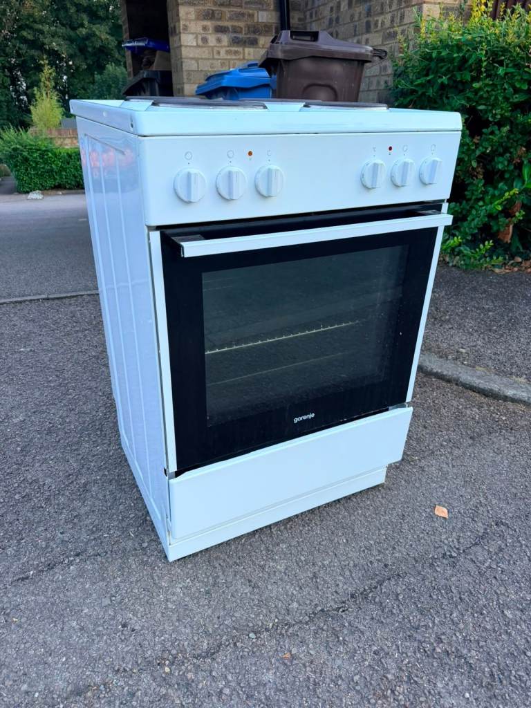 Freestanding Electric Cooker with Oven and Hob – White, Good Condition