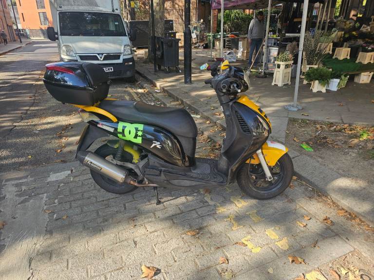 Honda PES 125 balck and yellow 2013 