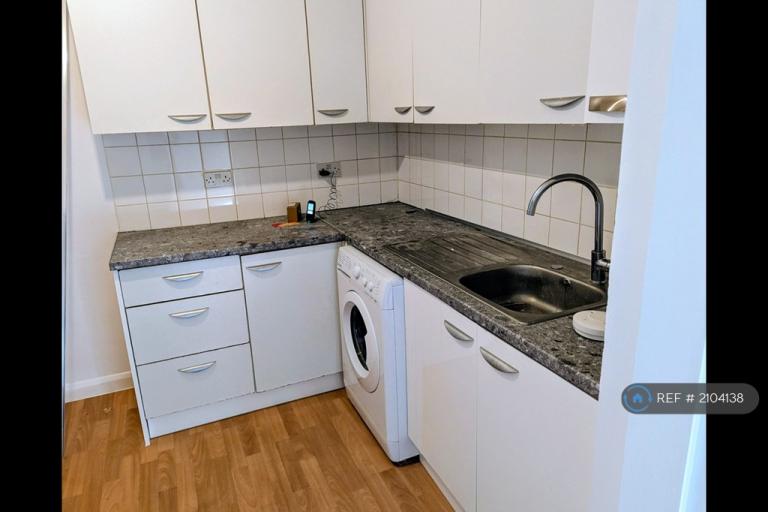 1 bedroom flat in Sutton Dene, Hounslow, TW3 (1 bed) (#2104138)