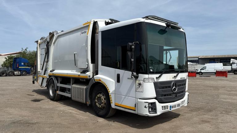 Mercedes-Benz ECONIC 1830 REFUSE TRUCK 4X2 GEESINKNORBA SPLIT BODY