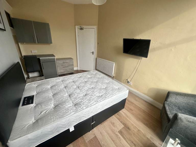 ** Bills Inclusive Room with Smart Tv BD7 **