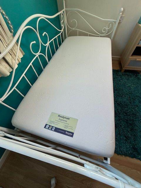 Dreams Day Bed with Deluxe High Density Memory Foam Mattress