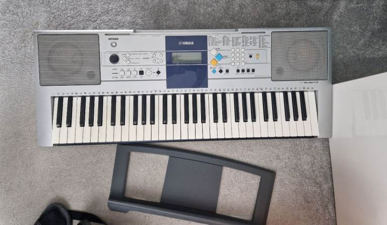 Yamaha PSR-E323 Portable Keyboard – Good Condition