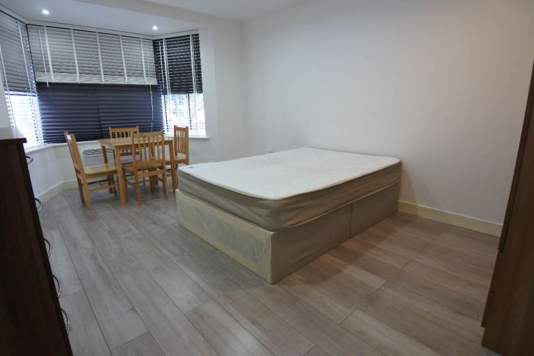 Ground floor studio with separate kitchen and shared garden next to Neasden Station. Inc all bills.
