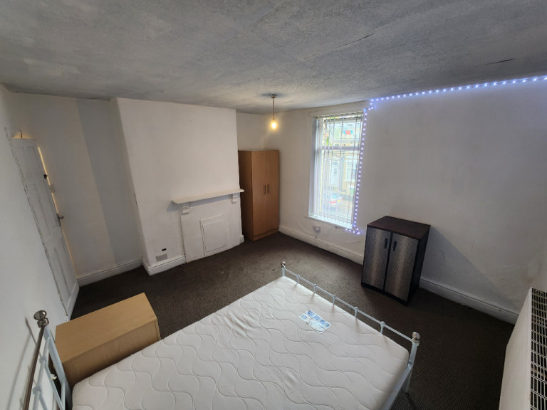 Massive  room to let in BD7, near Hospital and Uni, £350 pcm, All bills included.