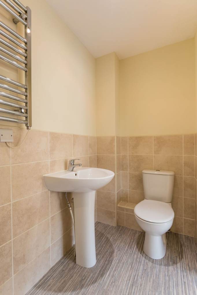 Large Ensuite Room in Friendly Professional House Share 