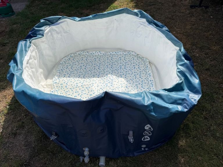 Lay-z-Spa Hawaii - egg works - vinyl needs repair - selection of pool chemicals included 