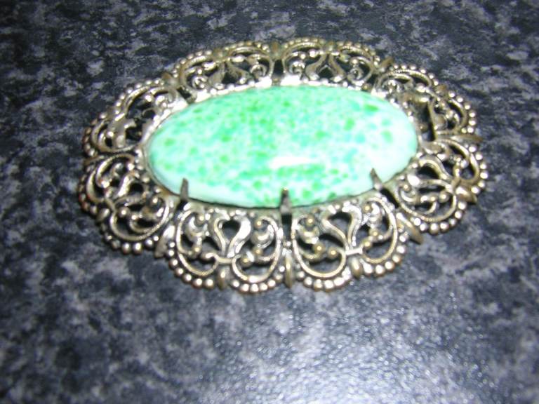 Vintage Style Brooch with Green Stone – Good Condition