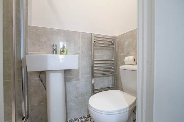 ***AVAILABLE NOW ALL BILLS INCLUDED! house share situated on YEWS MOUNT, HUDDERSFIELD.***