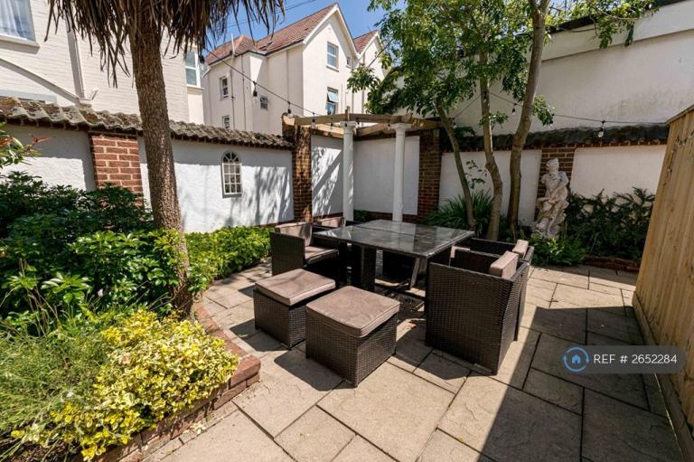 2 bedroom flat in Saint Michael's Road, Bournemouth, BH2 (2 bed) (#2652284)