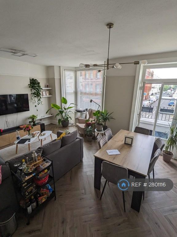 4 bedroom flat in North End Road, London, W14 (4 bed) (#2801116)