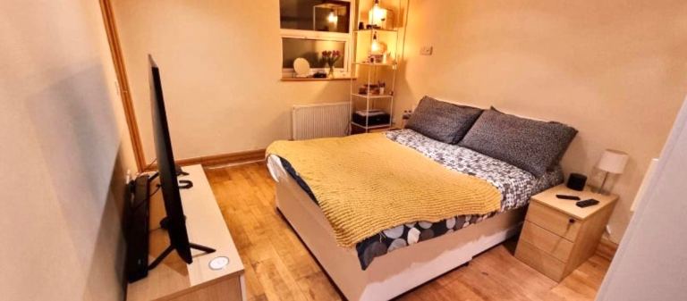 (Not a studio)En-suite double room available now Postcode W7 3QZ